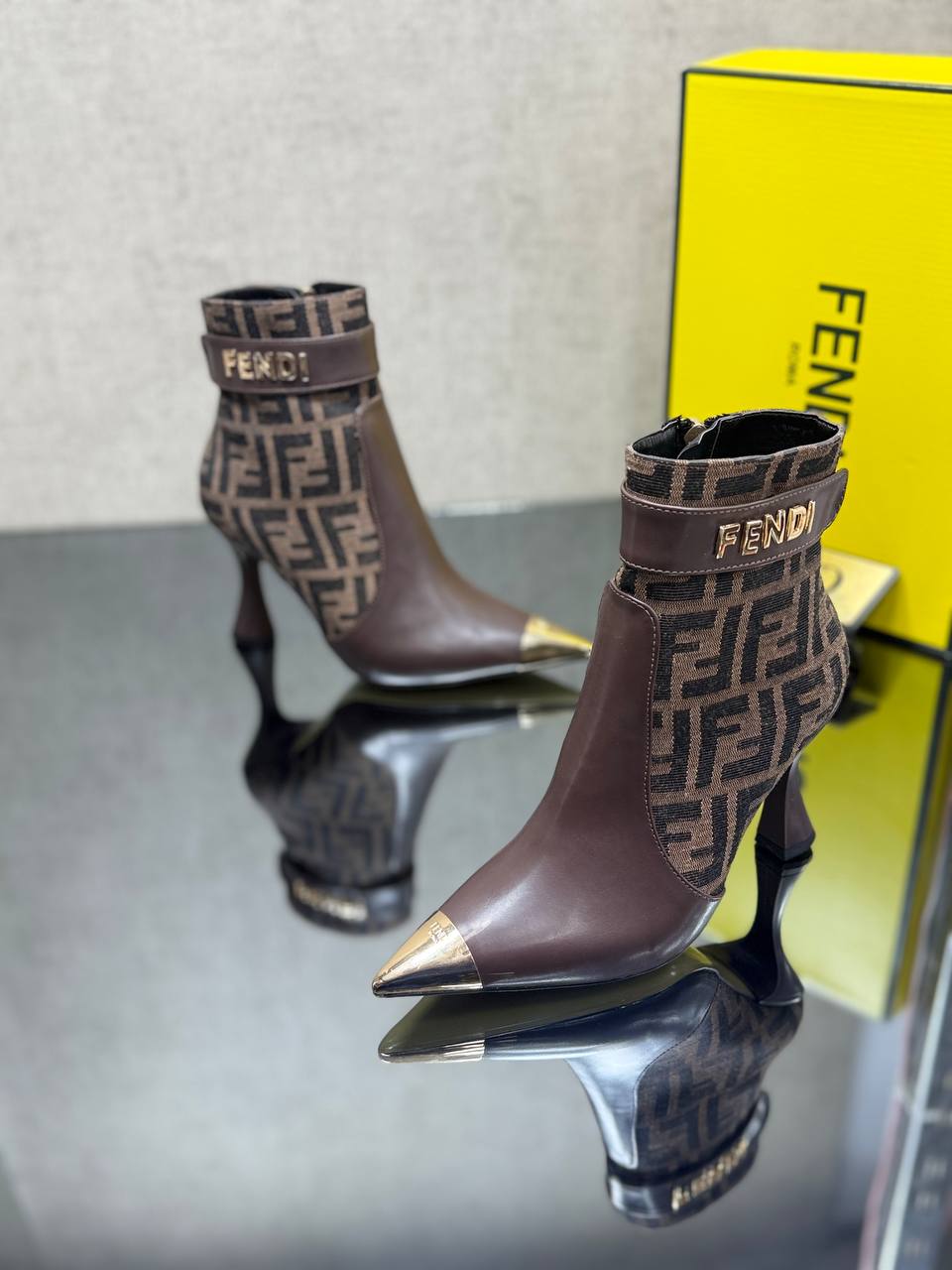 FND - Tasche, Schuhe und Geldbörse