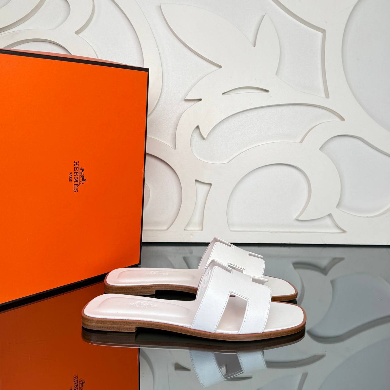 '- Oran Slippers (White)