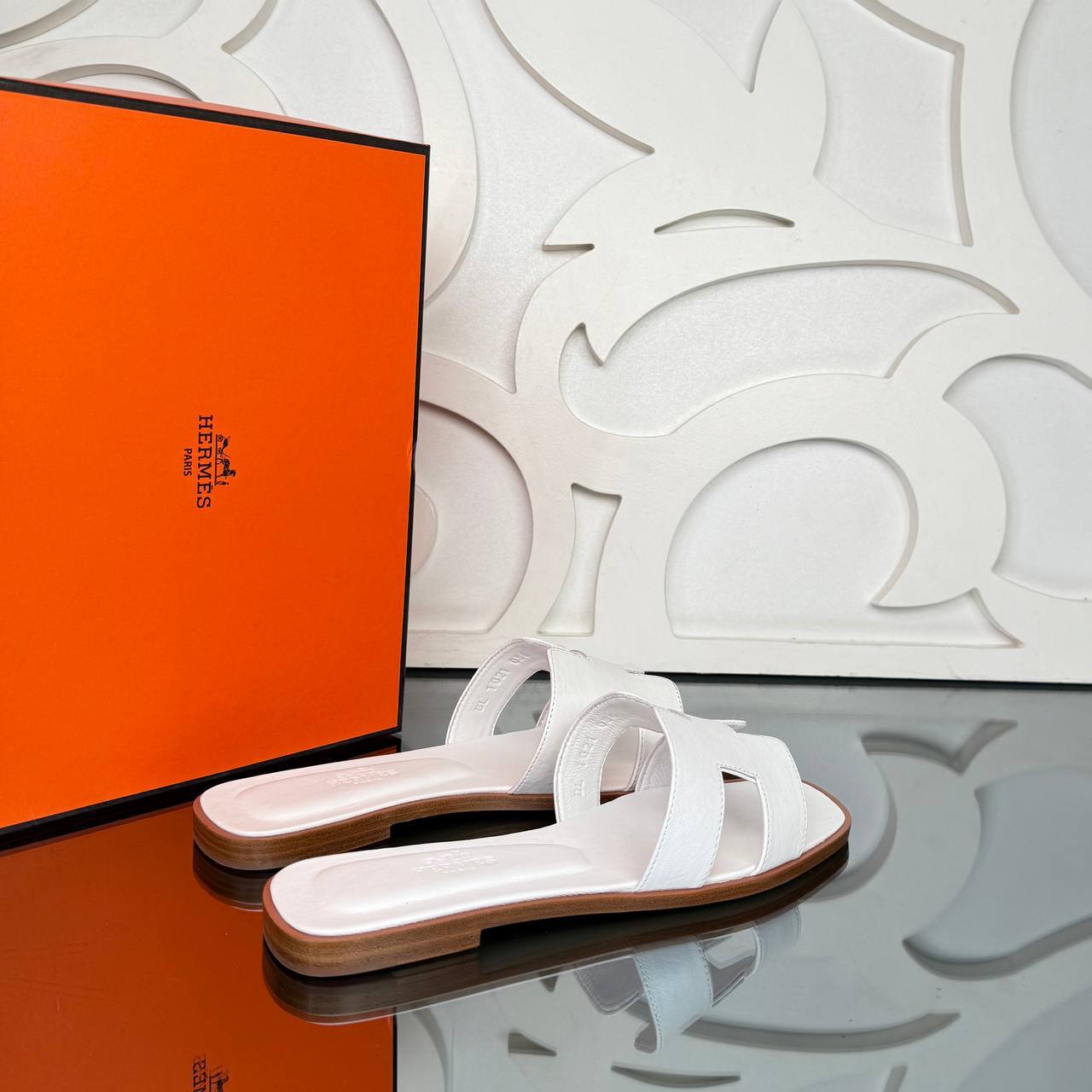 '- Oran Slippers (White)