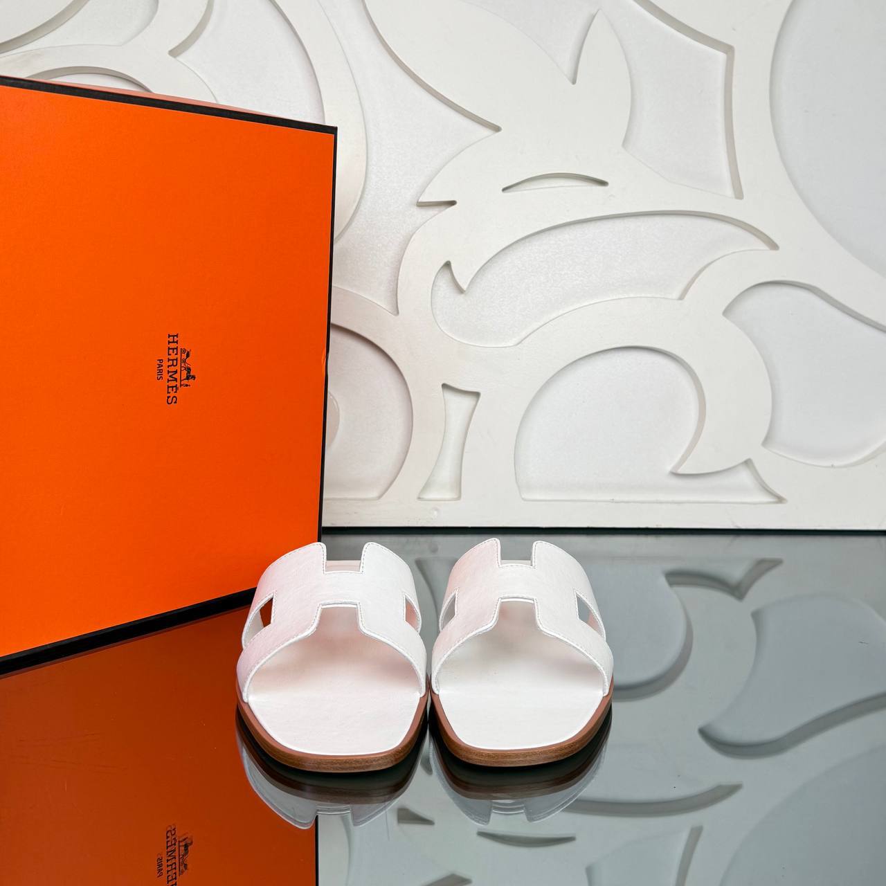 '- Oran Slippers (White)