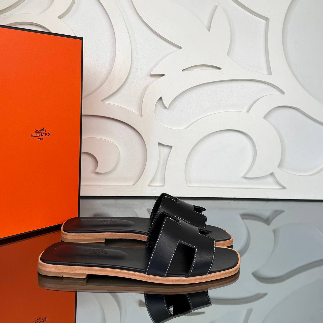 '- Oran Slippers (Black)