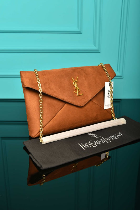 Grande pochette Cassandre sur un Chai